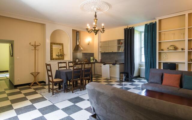 Heritage Castle in Chaleix with shared pool