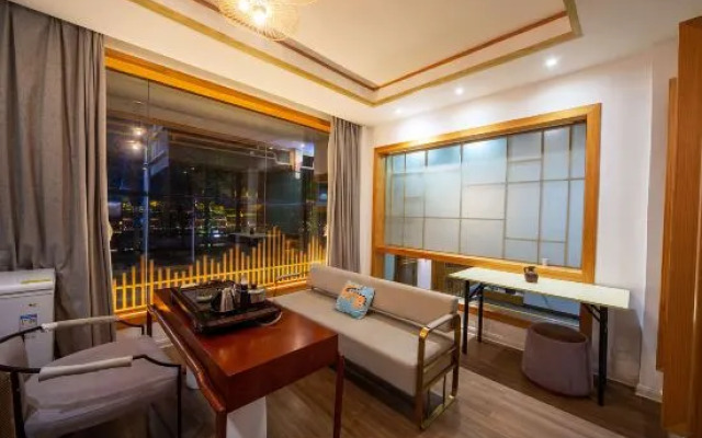 Phoenix Menghua River View Homestay (Phoenix Ancient City Branch)