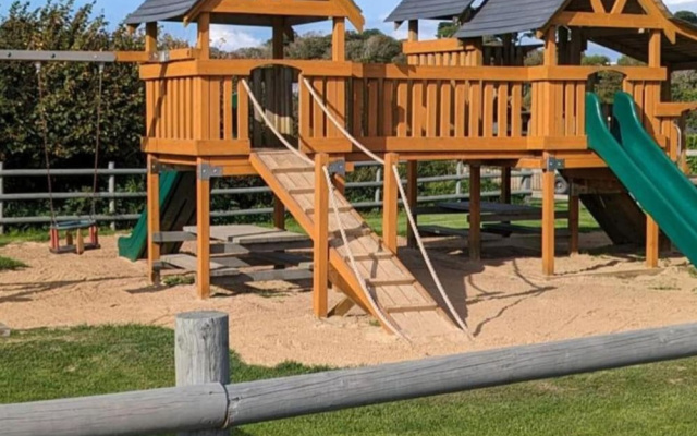 Coastal Retreat, Sleeps 6 - Near Beach w Parking