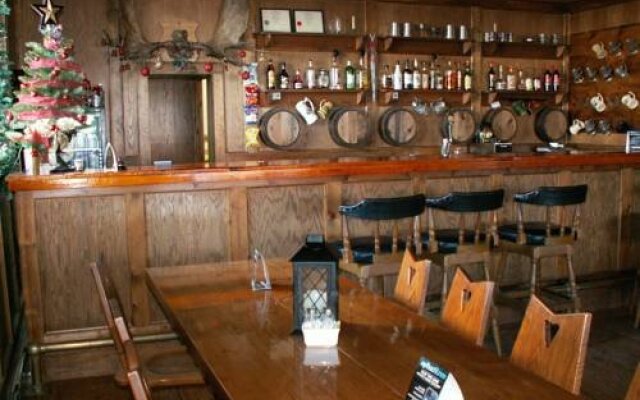 Loyalist Inn & Suites