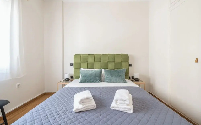 Stylish 2 Bd Urban Retreat Near Panormou