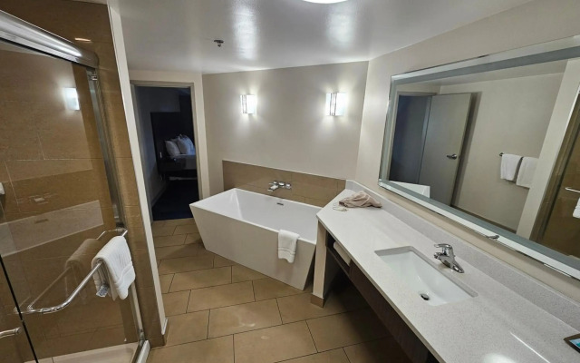 Clarion Hotel & Suites
