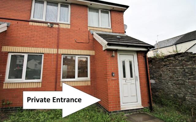 Two Bed Apartment - Free Private Parking - by PROPERTY PROMISE
