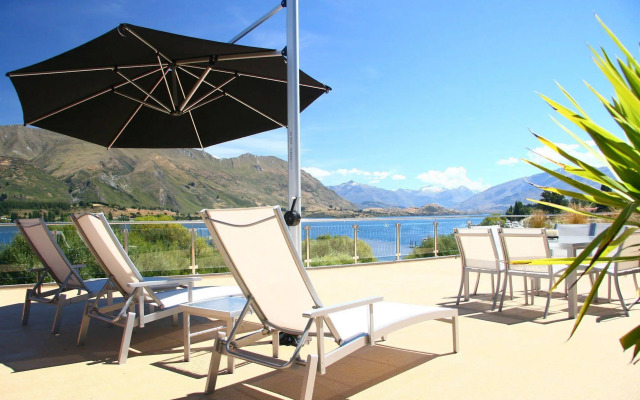 Lakeside Apartments