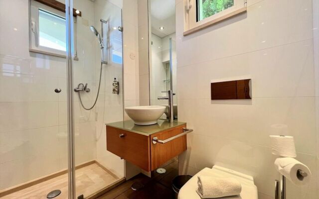 The Crest House With Pool By Homing