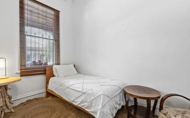Charming 2-bed Town House Near Market
