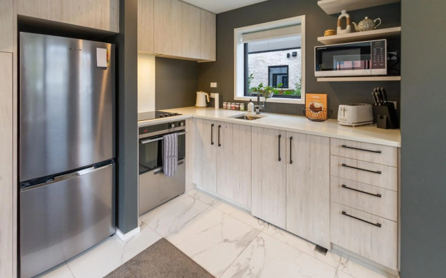 Art Deco 2 bed by Latimer Square