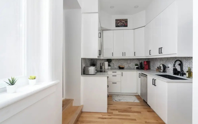 Downtown Luxe - Parking, Metro, King Bed, Sleeps 6