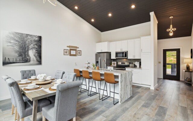 Sunset Chalet 2 Bedroom Cabin by RedAwning