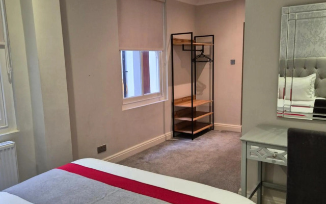 Spacious Two Bedroom Apartment in Westminster