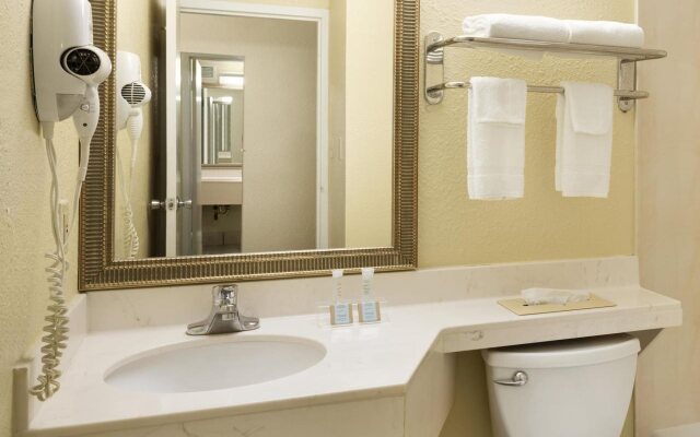 Travelodge by Wyndham Sturgis