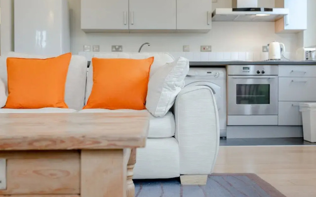 Spacious 2 Bedroom Stoke Newington Flat