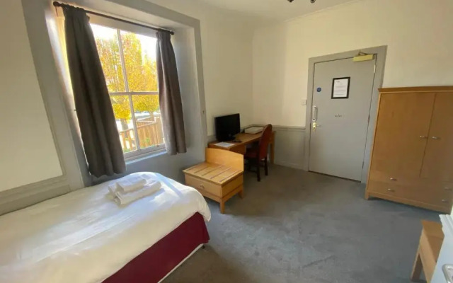 OYO Clovenfords Hotel