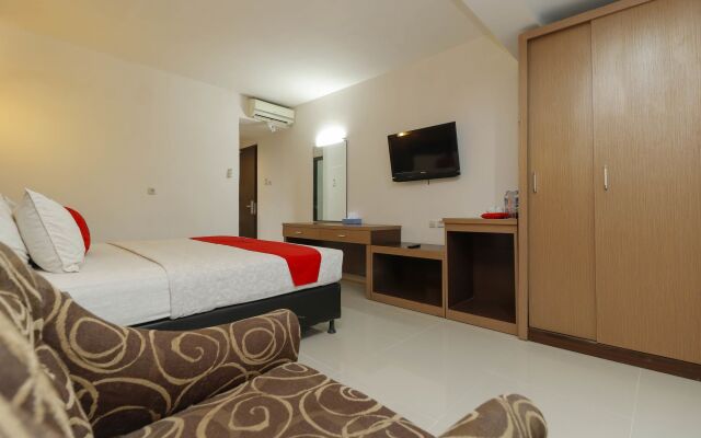 RedDoorz Plus near Karebosi Area