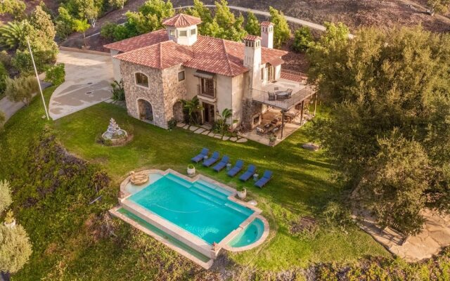 Casa del Arbol by AvantStay | Villa w/ Sunset Views | 5 Acres of Avocado Trees