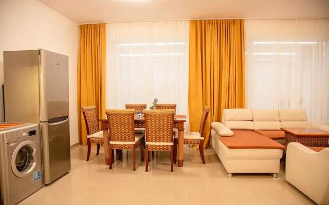 FM Deluxe 2-BDR Apartment with Pool & Sea View in Sun Resort
