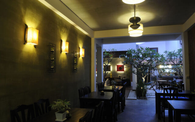 Frangipani Villa Fine Arts
