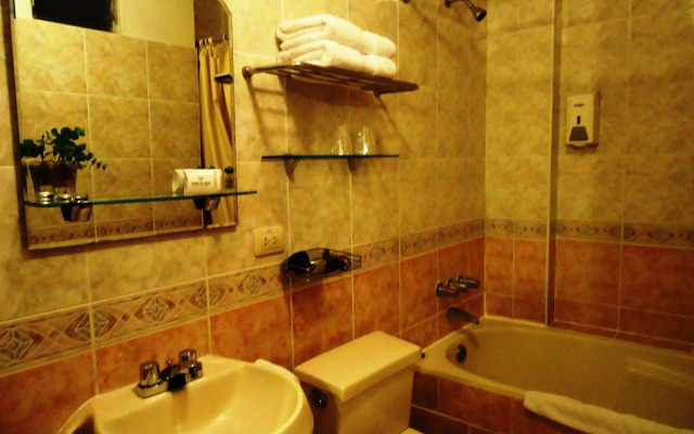 Leon De Oro Inn & Suites