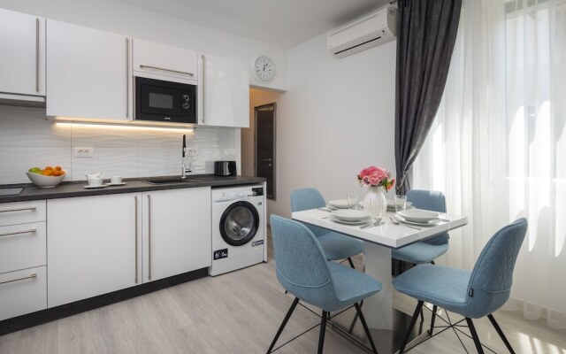 Luxury Studios & Rooms Seven