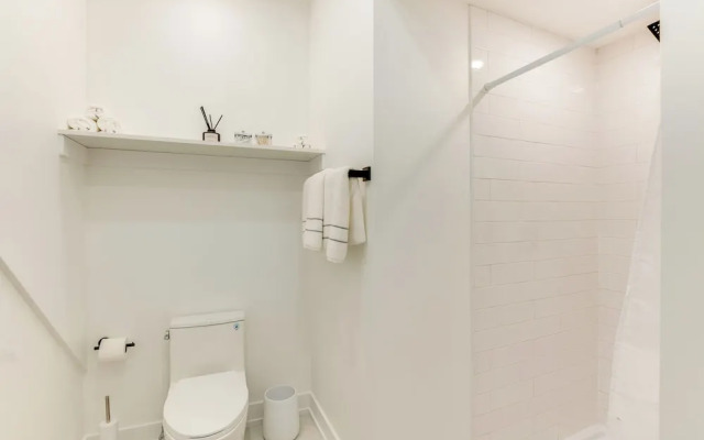 Centrally Located & Pet Friendly: Yonkers Studio!