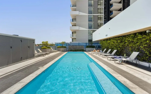 Executive 2-bed With Stadium View, Great Amenities