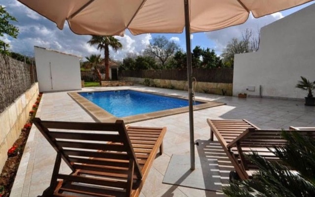 Llubi Pool and Views