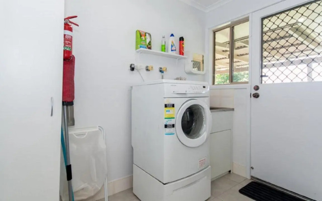 Lowset home on the canal - Dolphin Dr, Bongaree