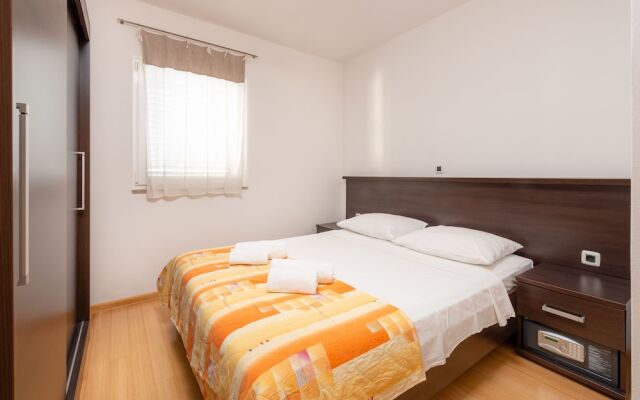 Hotel Tucepi (Private Apartments)
