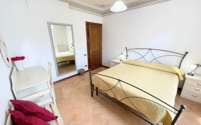 Central Spoleto Apartment With Large Sunny Terrace With Views