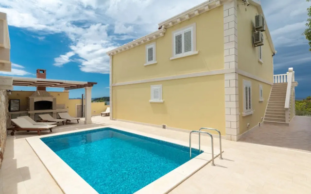 Modern Villa Near the Sea