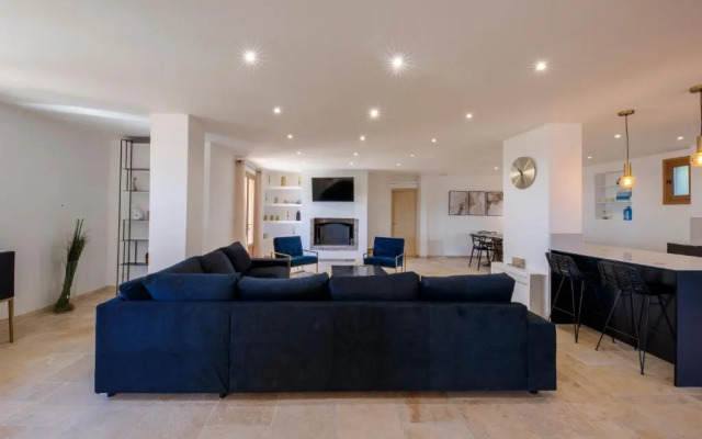 06T - Spacious villa with sea view- pool - jacuzzi-sauna