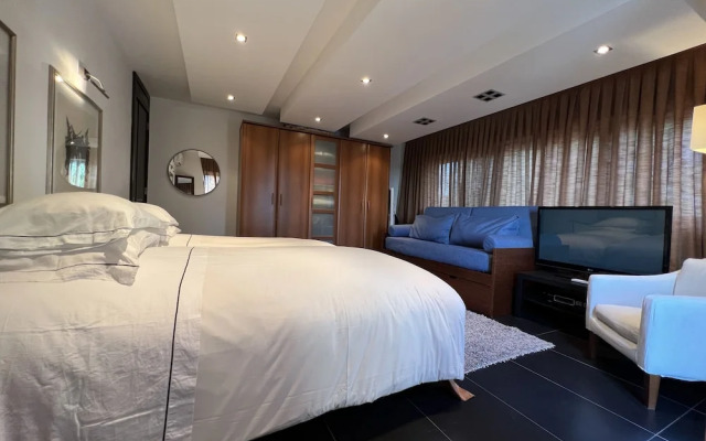 The Lake Villa Mountains & Sea view