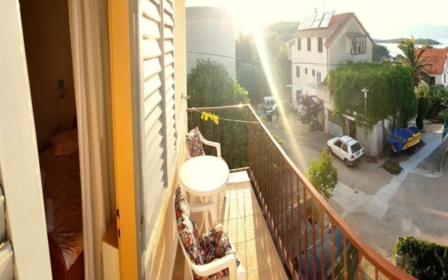 Room Tonka - 150 m from beach: R1 Jelsa, Island Hvar