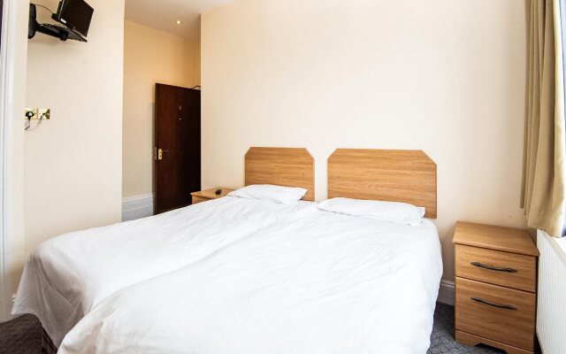 OYO The White Hart Inn