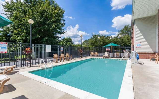 Days Inn & Suites by Wyndham Cambridge