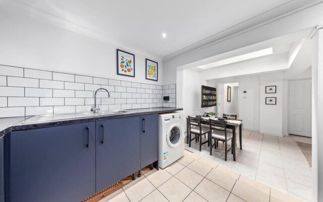 Serviced Flat Near Hyde Park Marble Arch W2 London