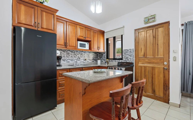 2-BD Condo with Pool, Walk to Beach