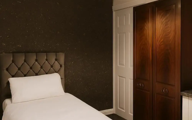 House - Sleeps 2 - Etihad Stadium 15 min Drive