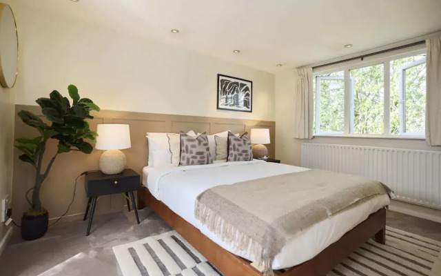 Chiswick Townhouse with Garden & Parking