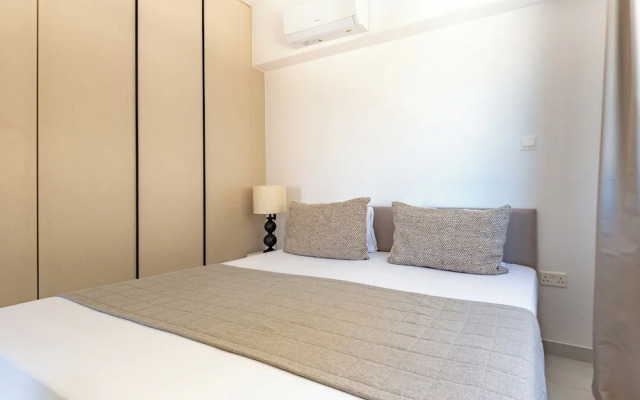 Sanders Only - Ideally Planned Studio With Balcony