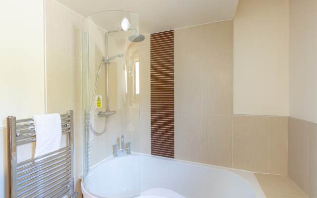 Douglas Fir Lodge With Hot Tub Near Cupar, Fife