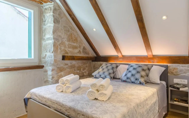 Luxury Apt Petra in 400 year old stone house 4+2