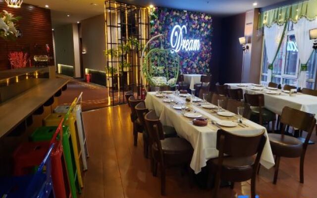 Regal Hotel (Jiamusi Railway Station Department Store)