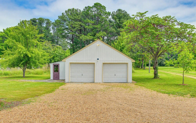 Riverfront Virginia Home - Dock, Fire Pit & Kayaks