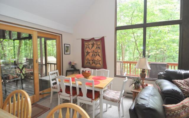 Fox Hollow - Cozy Den With a Hot Tub