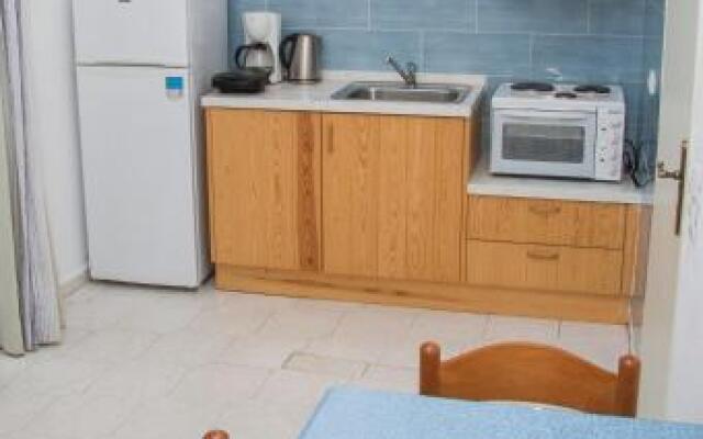 Zorbas Hotel Apartments & Studios