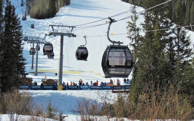 3 Bedroom Condo in River Run with Shared Pool, Hot Tubs, 100 yards to Gondola