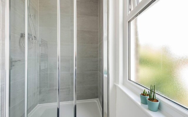 Modern Apartment, Castle View Rochester, England