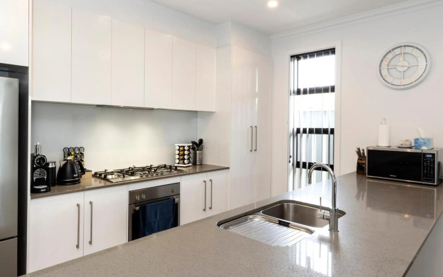 Cozy Getaway, King Bed with TV, NBN, Netflix, Nespresso