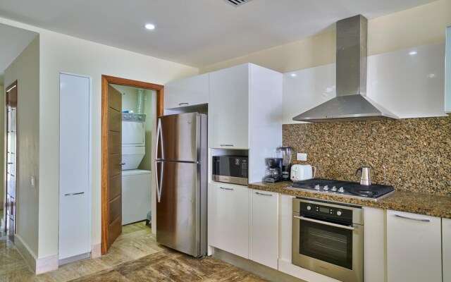 Luxury Beach Condo With Ocean Views Bh-302